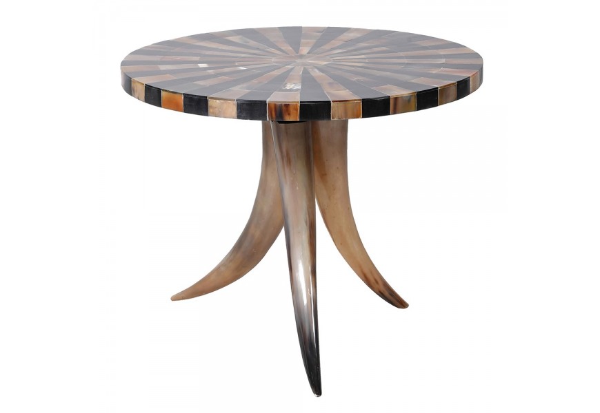 Luxusný etno príručný stolík Jeldon s okrúhlou vrchnou doskou s kosťovou intarziou s dizajnom lúčov v hnedej a čiernej farbe s tromi zahnutými nohami v tvare klov v béžovej farbe