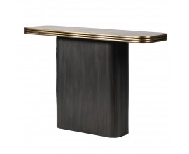 Luxusný glamour konzolový stolík Bhone s plnou podstavou s obdĺžnikovým pôdorysom v čiernej farbe so štruktúrou letokruhov a obdĺžnikovou kovovou vrchnou doskou v zlatej farbe s trojvrstvovým dizajnom so zaoblenými rohmi a hranami