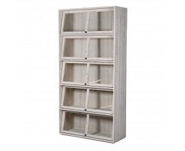 Luxusná vidiecka presklená knižnica Clyde z recyklovaného dreva v svetlom naturálnom sivo béžovom borovicovom prevedení s piatimi policami s vyklápacími dvierkami so sklenenou priehľadnou výplňou a tmavou okrúhlou kovovou úchytkou