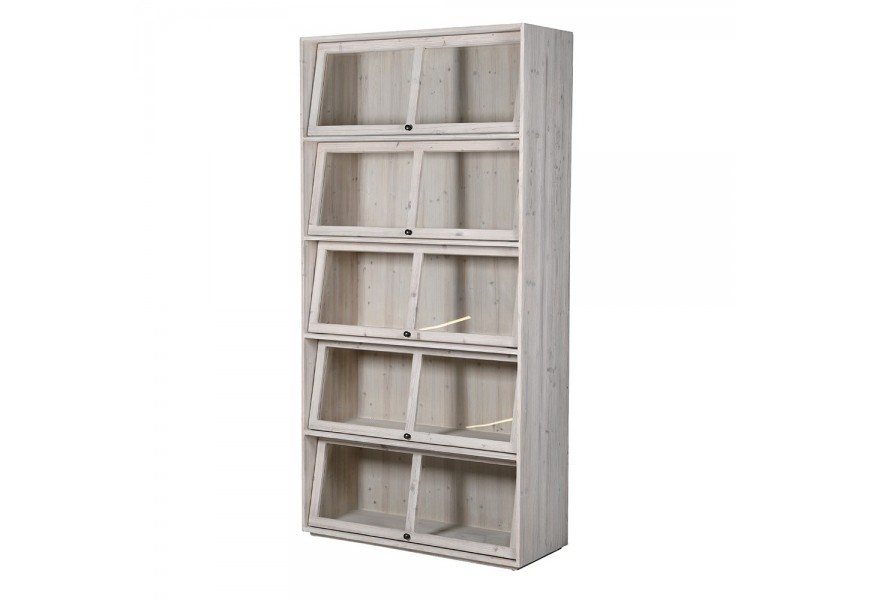 Luxusná vidiecka presklená knižnica Clyde z recyklovaného dreva v svetlom naturálnom sivo béžovom borovicovom prevedení s piatimi policami s vyklápacími dvierkami so sklenenou priehľadnou výplňou a tmavou okrúhlou kovovou úchytkou
