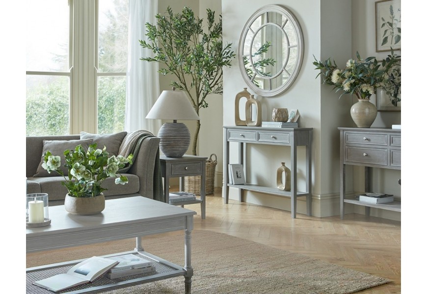 Luxusná vintage obývacia zostava Elmont z masívneho dreva v sivom prevedení s úložným priestorom a ratanovými detailmi s vyrezávaným zdobením a kovovými úchytkami