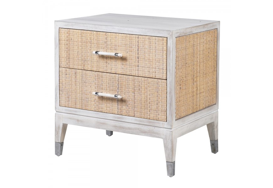 Luxusný vidiecky ratanový nočný stolík Melia s obdĺžnikovou vrchnou doskou a dvomi zásuvkami z dreva mindi so svetlým bielym náterom so starožitnou patinou s ratanovým výpletom v naturálnej svetlej hnedej farbe a so sivými kovovými detailmi na štyroch nožičkách a úchytkách