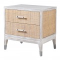 Luxusný vidiecky ratanový nočný stolík Melia s obdĺžnikovou vrchnou doskou a dvomi zásuvkami z dreva mindi so svetlým bielym náterom so starožitnou patinou s ratanovým výpletom v naturálnej svetlej hnedej farbe a so sivými kovovými detailmi na štyroch nožičkách a úchytkách