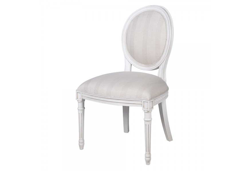 Luxusná klasická čalúnená detská stolička Mackly s okrúhlou opierkou a mohutným sedadlo s textilným poťahom s pruhovaným sivo-bielym vzorom s dreveným rámom s vyrezávaným zdobením a prehnutými zadnými nohami v bielej farbe