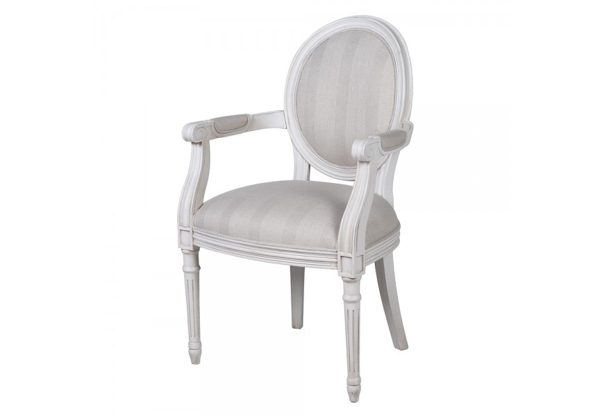 Luxusné zámocké čalúnené detské kreslo Mackly s dreveným mahagónovým rámom v bielej farbe s kalsickým vyrezávaným zdobením s čalúneným sedadlom a oválnou chrbtovou opierkou s textilným poťahom v s pruhovaným svetlým sivým vzorom s potiahnutými vrchnými časťami opierok na ruky