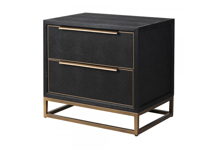 Luxusný glamour nočný stolík Millie v obdĺžnikovom tvare s čiernym eko koženým povrchom so zlatým rámovaním a so štíhlou kovovou podstavou v zlatej farbe s dvomi zásuvkami