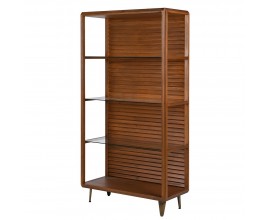 Retro obdĺžnikový masívny regál Striata v hnedom prevedení so štyrmi priehľadnými sklenenými policami a lamelovým 3D reliéfom na zadnej strane z jelšového dreva na trojuholníkových nožičkách