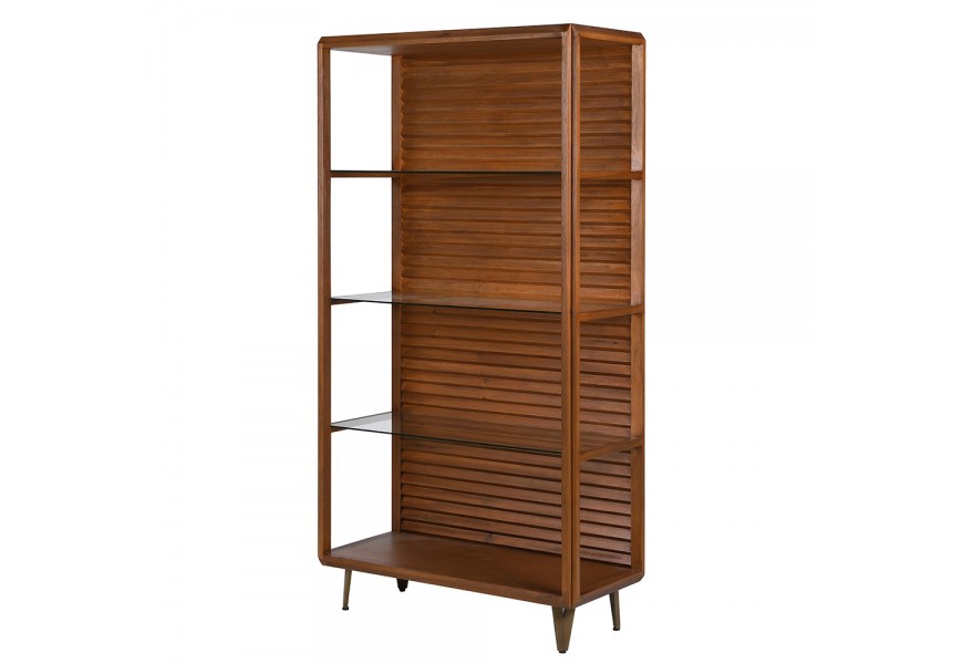 Retro obdĺžnikový masívny regál Striata v hnedom prevedení so štyrmi priehľadnými sklenenými policami a lamelovým 3D reliéfom na zadnej strane z jelšového dreva na trojuholníkových nožičkách