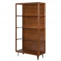 Retro obdĺžnikový masívny regál Striata v hnedom prevedení so štyrmi priehľadnými sklenenými policami a lamelovým 3D reliéfom na zadnej strane z jelšového dreva na trojuholníkových nožičkách