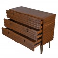 Luxusná retro masívna hnedá obdĺžniková komoda Striata s 3D lamelovým povrchom a tromi zásuvkami 108 cm