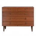 Luxusná retro obdĺžniková masívna komoda Striata z dreva lamelovým dizajnom v hnedej farbe s piatimi zásuvkami 111 cm