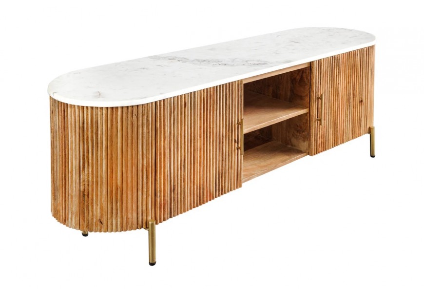 Art deco televízny stolík Celestia z masívneho hnedého mangového dreva s oválnou bielou mramorovou doskou a zlatými kovovými detailmi s dvierkami a policami
