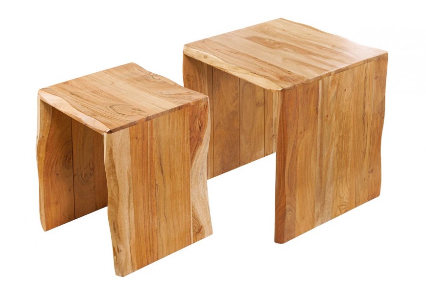 Vidiecka sada dvoch štvorcových príručných stolíkov Mammut z masívneho hnedého dreva s nepravidelnými hranami 55 cm