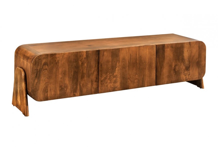 Vidiecky televízny stolík Jakar z mangového dreva v hnedom odtieni s oblými rohmi bez políc s tromi dvierkami a výrezovými úchytkami