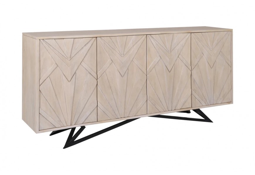 Dizajnový moderný štvordverový príborník Beauvise v naturálnej svetlej hnedej farbe s masívnymi mangovými dvierkami s vyrezávaným geometrickým reliéfom a štyrmi šikmými nohami v čiernej farbe z kovu