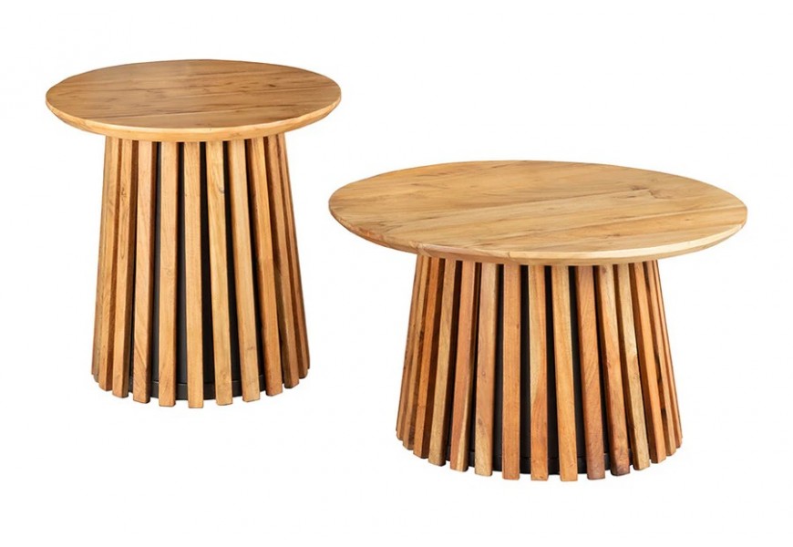 Masívní sada dvoch okrúhlych hnedých konferenčných stolíkov Davidson z akáciového dreva s lamelovou podstavou 70 cm