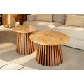 Masívní sada dvoch okrúhlych hnedých konferenčných stolíkov Davidson z akáciového dreva s lamelovou podstavou 70 cm