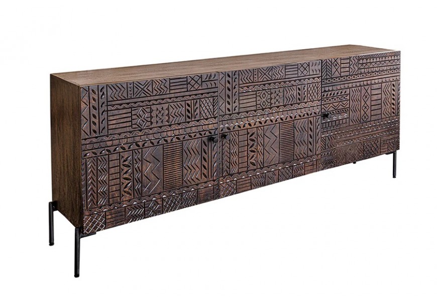 Orientálny príborník Zamris z masívneho hnedého mangového dreva s bohatým geometrickým vyrezávaním a tenkými kovovými nožičkami