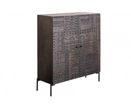 Etno masívna tmavohnedá obdĺžniková komoda Zamris z mangového dreva s dvomi dvierkami s dekoratívnymi abstraktnými rytinami s okrúhlymi úchytkami s čiernymi kovovými nožičkami