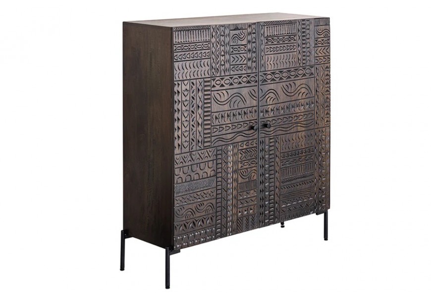 Etno masívna tmavohnedá obdĺžniková komoda Zamris z mangového dreva s dvomi dvierkami s dekoratívnymi abstraktnými rytinami s okrúhlymi úchytkami s čiernymi kovovými nožičkami