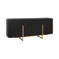 Dizajnová art deco masívna čierna obdĺžniková komoda Gatsby z mangového dreva s dekoratívnymi lamelami s dvomi dvierkami so štyrmi kovovými zlatými obdĺžnikovými úchytkami s dvomi kvádrovými nožičkami