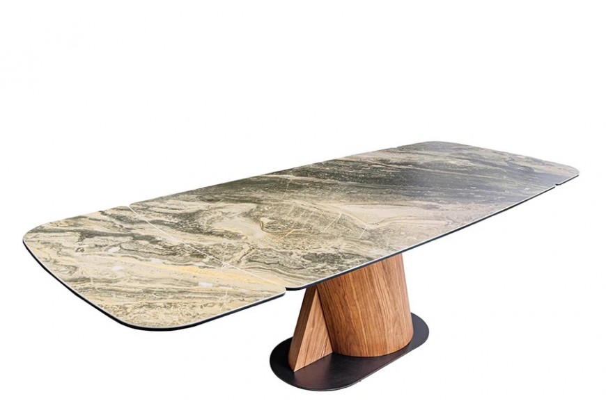 Luxusný mramorový jedálenský stôl Hoal s obdĺžnikovou keramickou rozkladacou doskou so vzorom mramoru v zemitých odtieňoch zelenej a béžovej s dizajnovou drevenou nohou v prírodnom orechovom hnedom prevedení s čiernou kovovou podstavou