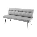 Industriálna svetlosivá trojmiestna sedačka s čiernymi kovovými nožičkami obdlžníkovým operadlom s prešívaným vankúšom s gombíkmi zamatovým bokom a textilným sedadlom