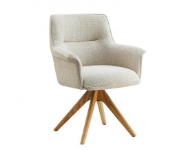 Moderné škandinávske béžové jedálenské kreslo Corvin s hranatou chrbtovou a bočnými opierkami s čalúnením a poťahom zo ženilkovej textílie s výrazným tkaním s otočnou podstavou so štyrmi šikmými nožičkami z masívneho dubového dreva v naturálnej svetlej hnedej farbe