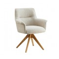 Moderné škandinávske béžové jedálenské kreslo Corvin s hranatou chrbtovou a bočnými opierkami s čalúnením a poťahom zo ženilkovej textílie s výrazným tkaním s otočnou podstavou so štyrmi šikmými nožičkami z masívneho dubového dreva v naturálnej svetlej hnedej farbe