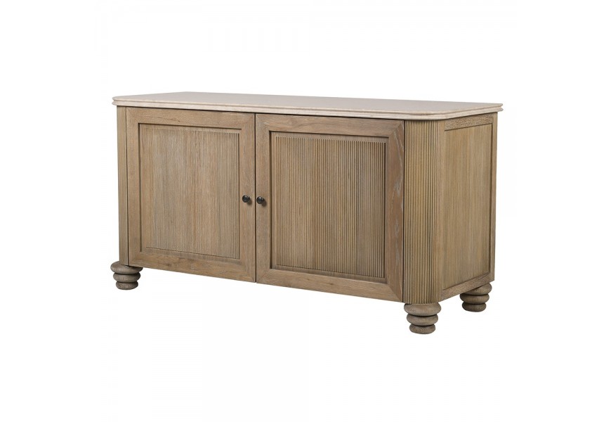 Vintage luxusný príborník Veron z masívneho dubového hnedého dreva s béžovou mramorovou doskou so sivými žilkami s drážkovanými dvierkami a oblými nožičkami