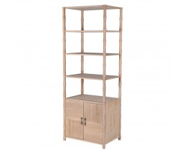 Koloniálna knižnica Kamila z masívneho dubového dreva v svetlohnedom odtieni s tromi hladkými policami a skrinkou so štyrmi opticky členenými štvorcami a mosadznými úchytkami v bambusovom dizajne a nožičkami s vyrezávanou bambusovou štruktúrou