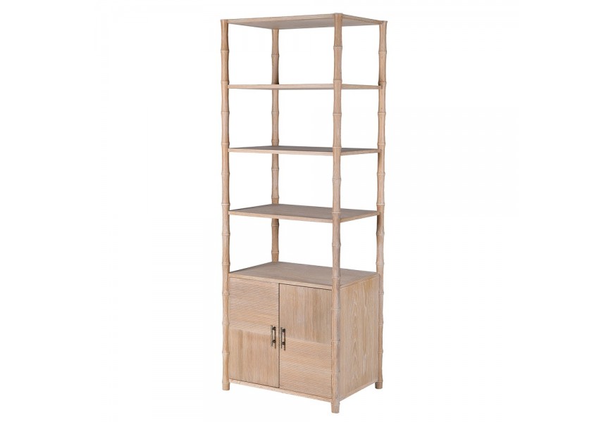 Koloniálna knižnica Kamila z masívneho dubového dreva v svetlohnedom odtieni s tromi hladkými policami a skrinkou so štyrmi opticky členenými štvorcami a mosadznými úchytkami v bambusovom dizajne a nožičkami s vyrezávanou bambusovou štruktúrou