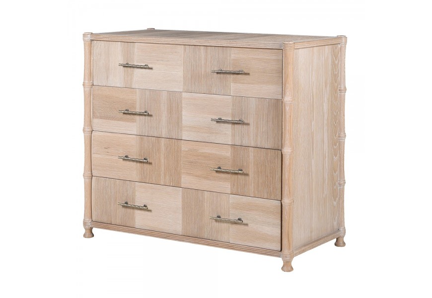 Luxusná koloniálna komoda Kamila z masívneho dubového dreva v svetlohnedom odtieni so štyrmi zásuvkami s vrúbkovaným povrchom s horizontálnym a vertikálnym šachovnicovým vzorom a mosadznými úchytkami v bambusovom dizajne