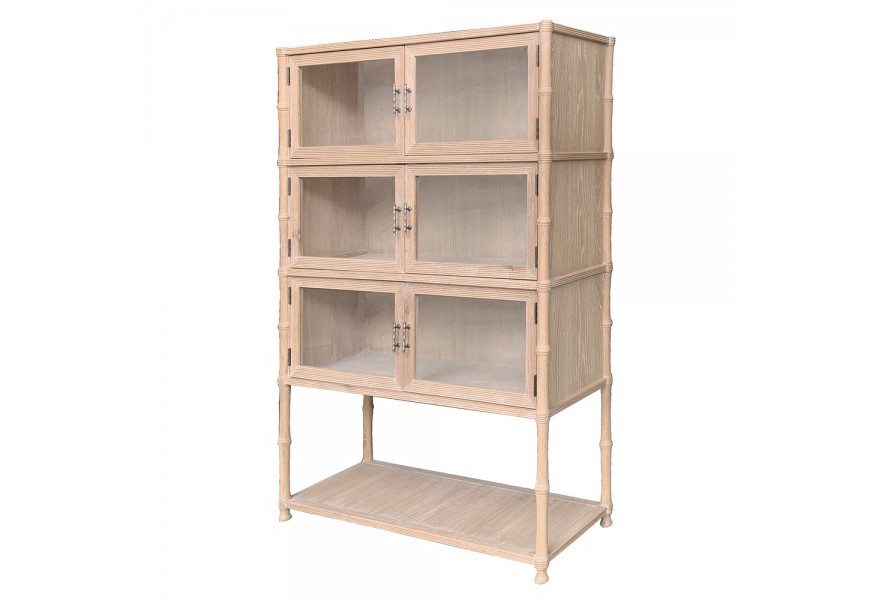 Luxusná vidiecka obdĺžniková hnedá šesťdverová vitrína Kamila z masívneho dubového dreva s patinou so sklenenými dvierkami so štyrmi nožičkami s policou s kovovými dekoratívnymi úchytkami bambusového tvaru v mosadznej farbe