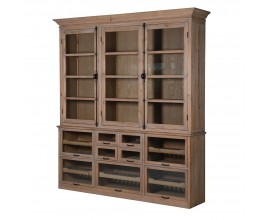 Luxusná masívna hnedá obdĺžniková vitrína Verona z masívneho dreva s tromi sklenenými dvierkami vo vrchnej časti s poličkami s výklopnými dvierkami s poličkami s lamelami s kovovými úchytkami v čiernej farbe