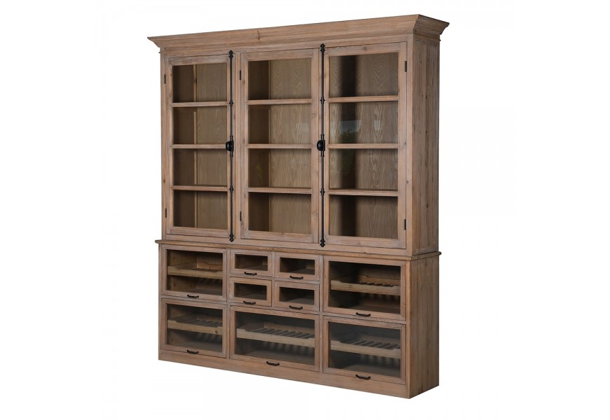 Luxusná masívna hnedá obdĺžniková vitrína Verona z masívneho dreva s tromi sklenenými dvierkami vo vrchnej časti s poličkami s výklopnými dvierkami s poličkami s lamelami s kovovými úchytkami v čiernej farbe