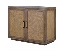 Luxusný masívny koloniálny príborník Ratanor v hnedej farbe s dvomi dvierkami a ratanovým dizajnom s kosoštvorcovým vzorom