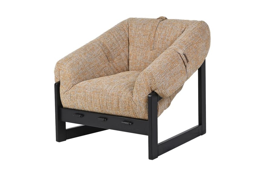 Luxusné retro kreslo Atlas s masívnou čiernou drevenou konštrukciou z dubu a čalúneným poťahom v pieskovo hnedej farbe s jemnou textúrou a detailnými spojovacími prvkami