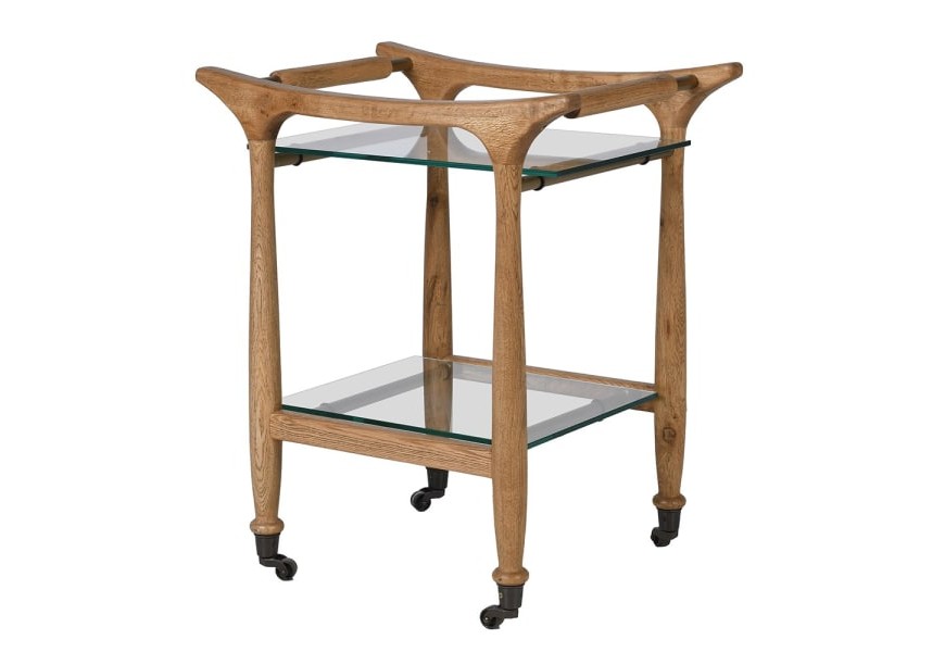 Dizajnový masívny servírovací vozík Arbor z dubového hnedého dreva s oblou konštrukciou s vyrezávanými úchytkami v trojuholníkovom tvare a dvomi priehľadnými sklenenými policami na čiernych kovových kolieskach