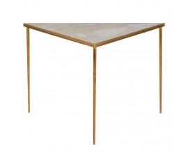 Glamour trojuholníkový príručný stolík Trinis s bielou patinovanou drevenou doskou a vysokou zlatou konštrukciou 83 cm