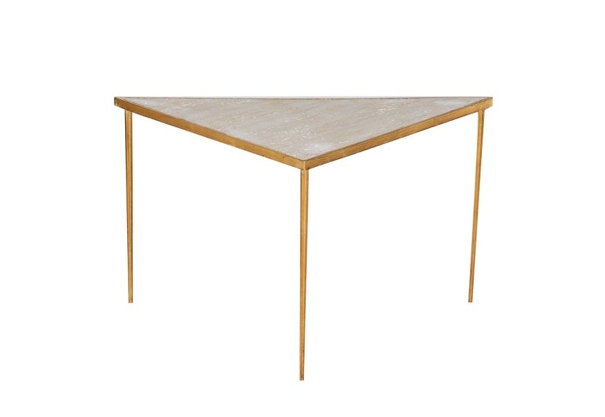 Art deco trojuholníkový príručný stolík Trinis s bielou patinovanou brezovou doskou doplnenou o zlatý kovový rám a tenké vysoké nožičky