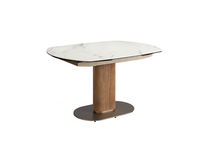 Luxusný moderný oválny rozkladací jedálenský stôl Vita Naturale s bielou porcelánovou mramorovou doskou so sivými a hnedými žilkami v lesklej povrchovej úprave s oválnou nohou z masívneho dreva s vertikálnymi drážkami a s podstavou z nerezovej ocele lakovanej v šampanskej farbe