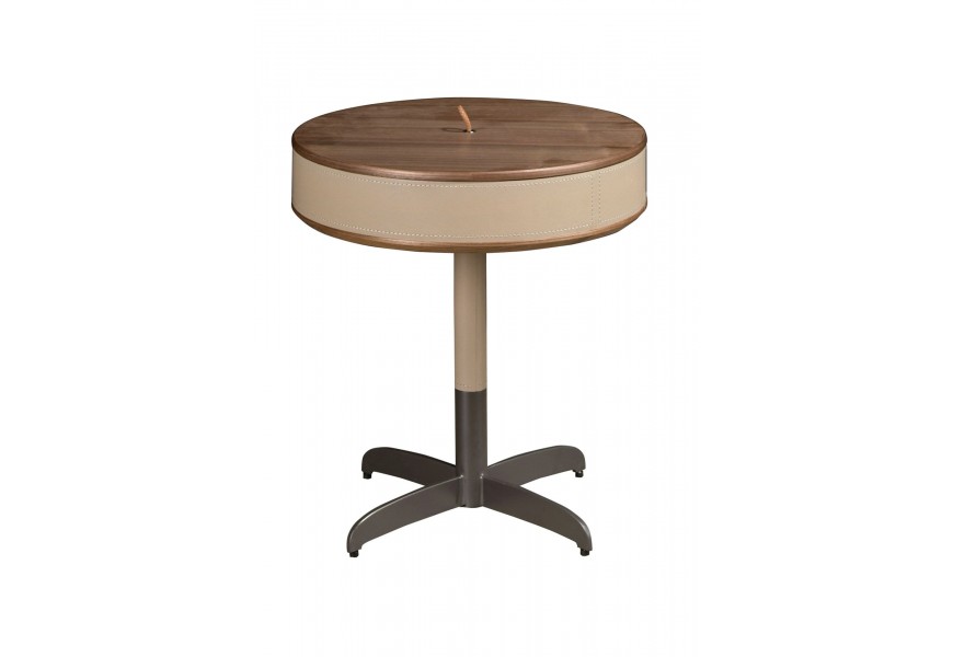 Luxusný moderný okrúhly príručný stolík Vita Naturale s orechovou dyhovanou doskou a malou úchytkou z pletenej kože s elegantným poťahom z hovädzej kože v norkovej hnedej farbe so sivými kovovými nohami a praktickým úložným priestorom so štyrmi priehradkami