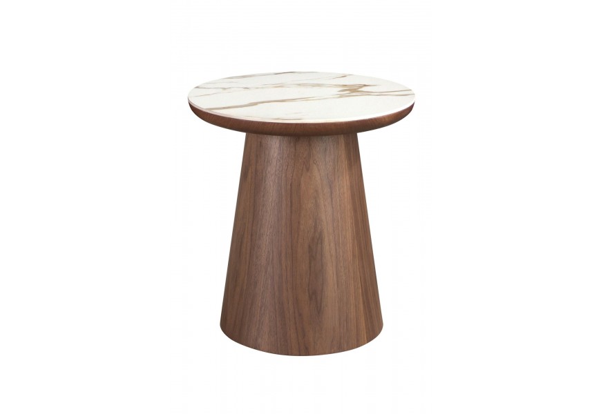 Moderný okrúhly príručný stolík Vita Naturale s bielou porcelánovou mramorovou doskou s hnedými žilkami so zaobleným dreveným rámom a nohou v tvare skoseného kužeľa z prírodného orechového dyhovaného dreva so štruktúrou letokruhov v hnedom odtieni
