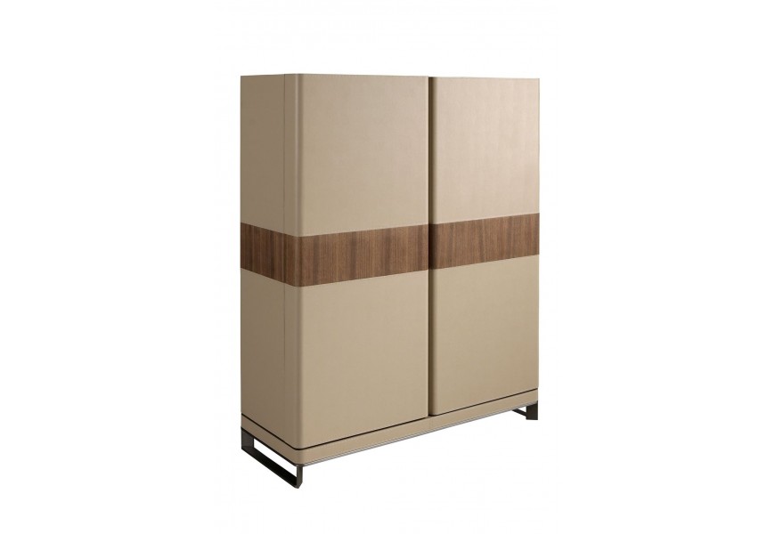 Luxusná béžová barová skrinka Vita Naturale čalúnená kožou v norkovej farbe s orechovou dyhou s dvojdverovým systémom úchytiek s kovovými nohami a vnútorným priestorom s tromi zásuvkami s policami na víno s držiakmi na poháre s modulárnymi priehradkami a bočnými policami na fľaše