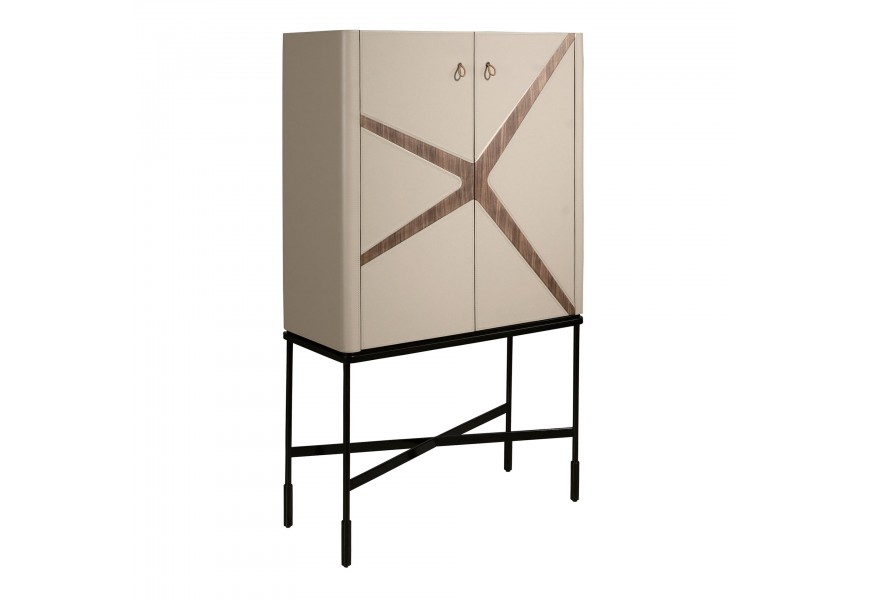 Luxusná dizajnová dvojdverová barová skrinka Forma Moderna s policami a zásuvkou z hnedého orechového dreva s koženým poťahom v béžovej farbe s asymetrickým zdobením v tvare X na dvierkach s čiernou kovovou podstavou