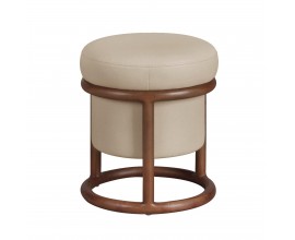 Luxusná dizajnový taburetka Vita Naturale s okrúhlym sedadlom s poťahom z ekokože v norkovom béžovom odtieni s konštrukciou z masívneho dreva s tromi nohami a okrúhlou podstavou v orechovej hnedej farbe