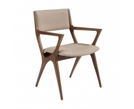 Luxusná dizajnová kožená čalúnená jedálenská stolička Vita Naturale s opierkami na ruky s poťahom z ekokože v norkovom béžovom odtieni s konštrukciou z masívneho dreva v orechovej hnedej farbe s dynamickými zošikmenými líniami