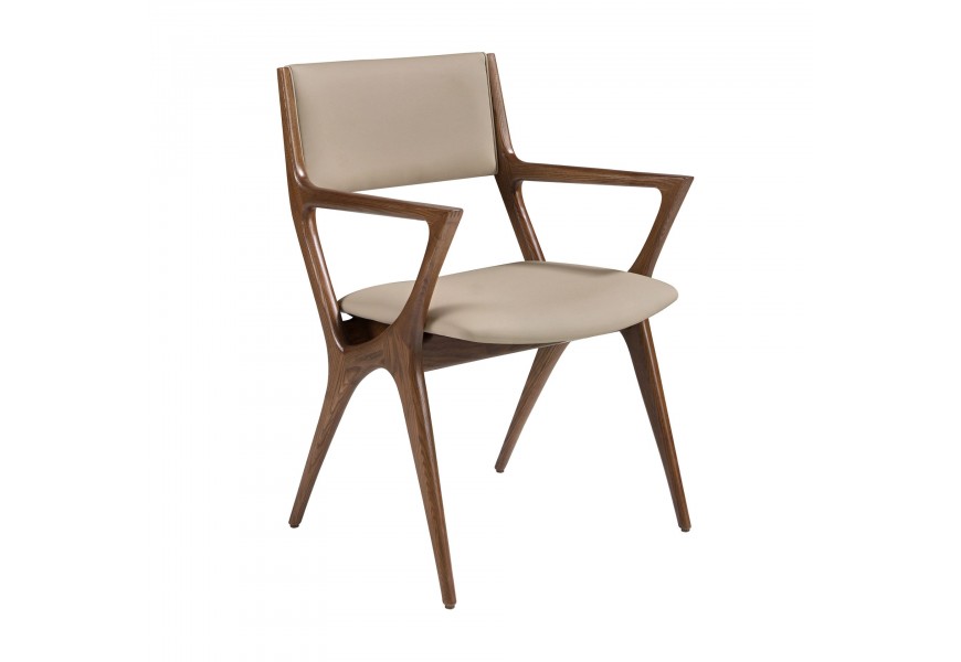 Luxusná dizajnová kožená čalúnená jedálenská stolička Vita Naturale s opierkami na ruky s poťahom z ekokože v norkovom béžovom odtieni s konštrukciou z masívneho dreva v orechovej hnedej farbe s dynamickými zošikmenými líniami
