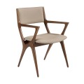 Luxusná dizajnová kožená čalúnená jedálenská stolička Vita Naturale s opierkami na ruky s poťahom z ekokože v norkovom béžovom odtieni s konštrukciou z masívneho dreva v orechovej hnedej farbe s dynamickými zošikmenými líniami
